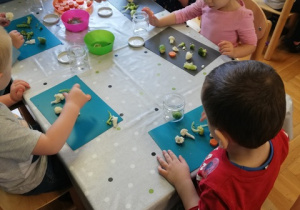Dzieci przygotowują warzywa do kiszenia